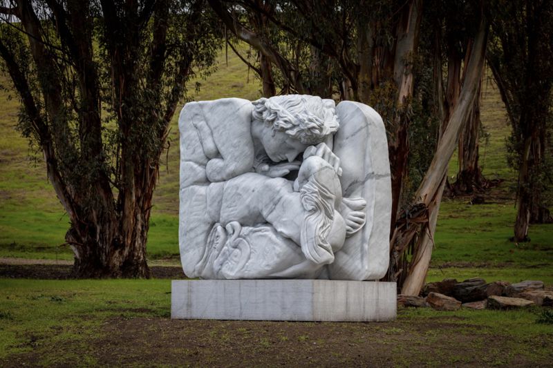 Adam Parker Smith, Apollo of Belvedere, 2022, marbre de Carrare, 358 x 215 x 302 cm, Lieu de conservation non renseigné. © Avec l’aimable autorisation de l’artiste.