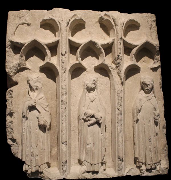  Fragment d’un bas-relief provenant de la cathédrale Saint-André de Bordeaux, XIVe siècle, musée d’Aquitaine, n°11736 (cliché : Maëlle Métais).