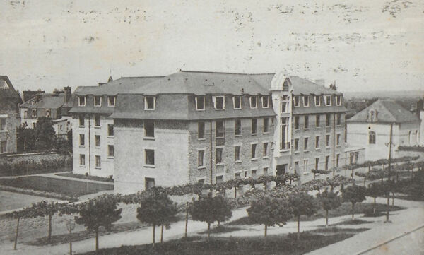 Fig. 2. Carte postale de la cité universitaire de Rennes réalisée par l’Office départemental des HBM, Jean Gallacier arch., vers 1930 (coll. part.).