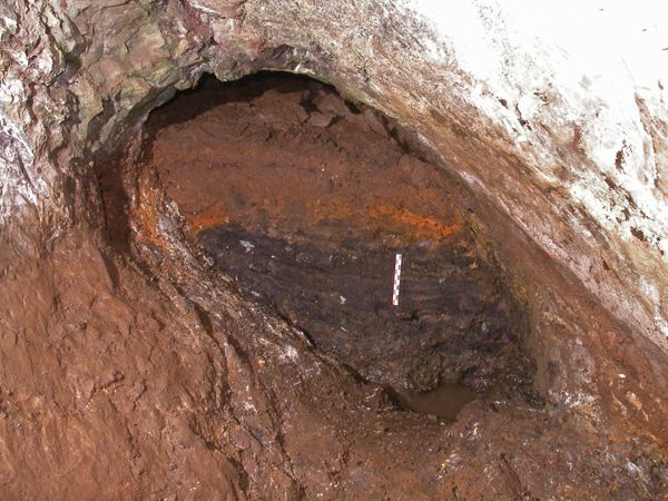 Coupe stratigraphique réalisée dans les niveaux de comblement de la mine du Néolithique final. Un épais niveau de remblais lié à l’exploitation minière couvre le sol de l’ouvrage (A. Beyrie).