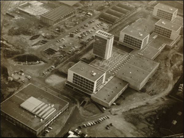 Fig. 4. La barre A à E et le premier restaurant universitaire, s.d. [c. 1968] (Coll. BDIC, fonds Grappin).
