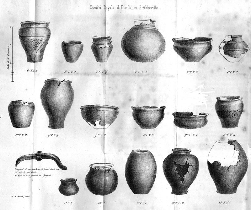 Planche récapitulative des céramiques et fibule trouvées à Port-le-Grand (d’après J.-P. Hecquet d’Orval, 1838-1840).