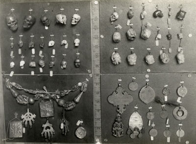 c. Têtes de Mort et Mains de Fatma. Photographie classée au MuCEM de la collection d’objets magico-religieux d’Adrien de Mortillet