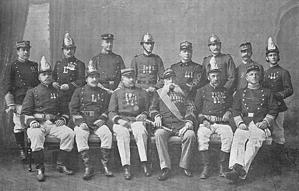 Fig. 4. Le commandant Alexandre Truel et les pompiers français, collection Marilu Cerna Moral.