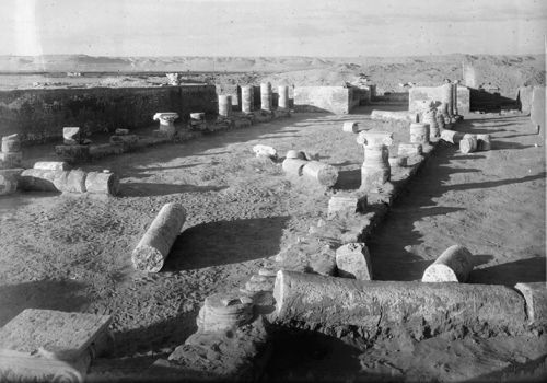 La colonnade dans l’allée centrale centrale, vue vers la porte (photo d’archives, IFAO).
