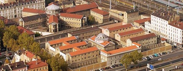 Fig. 6. Les anciennes prisons de Lyon : en bas sur la photo, Saint-Joseph et, en haut, Saint-Paul (© Pierre Augros - Maxppp).