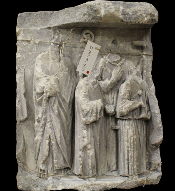  “Fragment d’un haut-relief, XIVe siècle, musée d’Aquitaine, en réserves, n°D. 80. 2. 533, (cliché : Maëlle Métais).