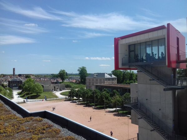 Fig. 11. Renzo Piano Building Workshop, pôle Citadelle, 2012-2018 : les pavillons F et G en 2022 (cliché Simon Texier).