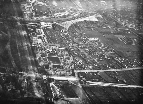 Fig. 4. Vue aérienne de la CIUP, les premières maisons sont séparées de « la zone » par une palissade, en arrière-plan les travaux d’enfouissement de la ligne de Sceaux sont en cours, c. 1930 (Centre du Patrimoine de la CIUP. CIUP/DR.).