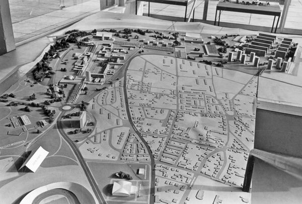 Fig. 7. Photographie de la maquette de l’ensemble sportif, universitaire et technique (à gauche) et de l’ensemble résidentiel dit des Coteaux (en haut à droite). Maquette exposée au Service de l’urbanisme au début des années 1960 (AMM, Fonds Schwobthaler, 2 Fi 1504).