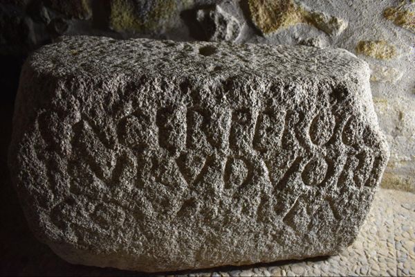 L’inscription CRE-01-01 dans les réserves du musée d’art et d’archéologie de Guéret. Photo : H. Blanchet, avec l’aimable autorisation du musée.