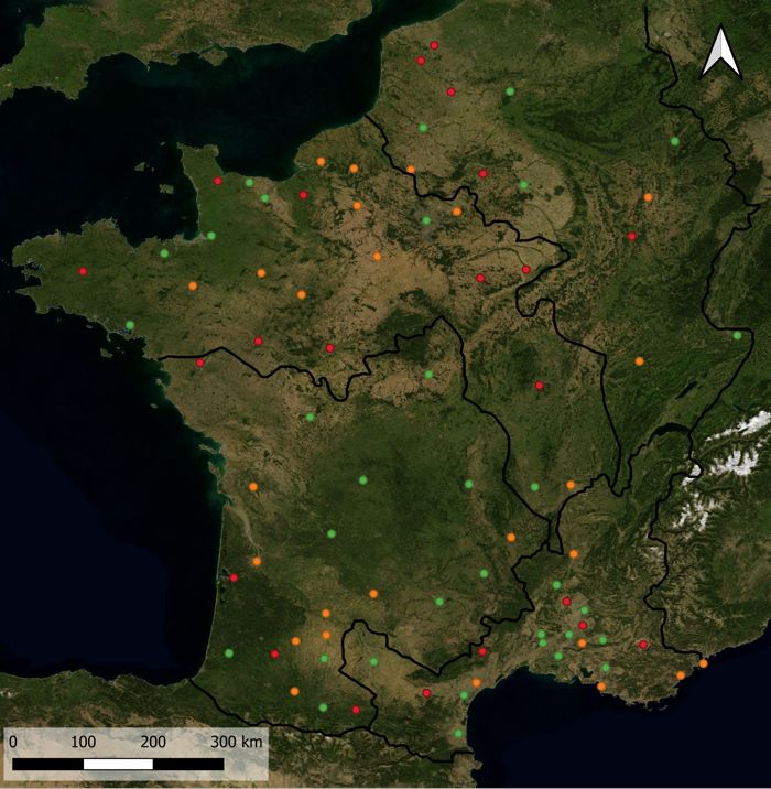  Carte de répartition des fora des capitales de cités dans les provinces de Gaule romaine au Haut-Empire. En vert, les centres civiques connus ; en orange, les hypothétiques ;  en rouge, les inconnus (C. Sensacq).