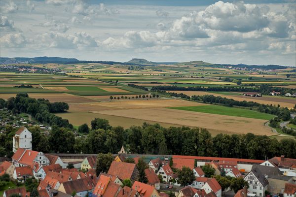 The imposing Mount Ipf on the western edge of the Nördlinger Ries, on the fertile Ries plain. In the foreground is the medieval town of Nördlingen. The photograph was taken from the 90m high church tower “Daniel” of the late medieval church of St. Georg (built 1454–1490). Photo B. Voss, Frankfurt.