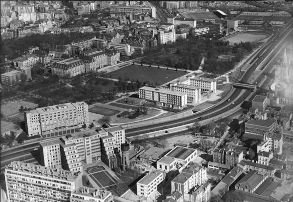 Fig. 8. Vue du boulevard périphérique traversant la maison des élèves ingénieurs arts et métiers, avant 1969 (Compagnie aérienne française. CIUP/DR).