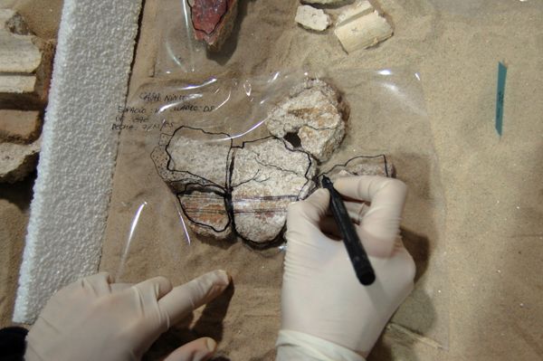 Calco de una pieza en el laboratorio (foto Archivo Escuela Taller de Restauración de Aragón II)