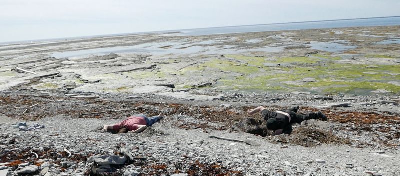 Pierre Tremblay-Thériault et Julie Andrée T. creusent pour s’enfouir la tête sur le rif. Capture d’écran de vidéo de Pierre Tremblay-Thériault.