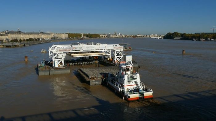 Le ponton flottant avec le palonnier permettant la descente du gabion, 2017-2018 
(Bordeaux Métropole, Direction voirie et ouvrages d’art).
