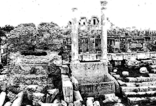 Leptis Magna, vue de la façade du Chalcidium avec citerne de distribution d’eau à gauche et bassin de la fontaine au centre (Wilson 2000, tav. 3).