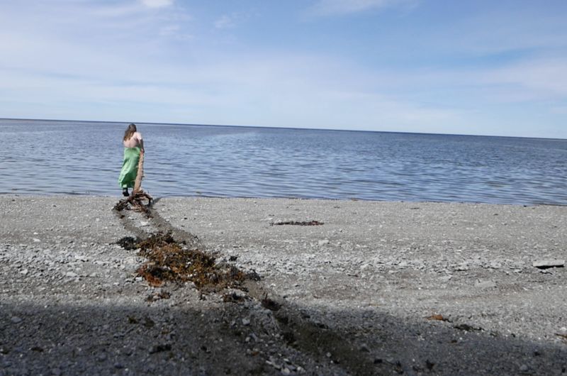 Julie Andrée T. fait trace avec une  branche. Capture d’écran de vidéo d’Andrée-Anne Giguère.