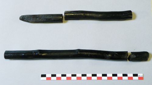 Deux des baguettes en bois de noisetier découvertes 
au front de taille de la mine du Causiat (A. Beyrie).