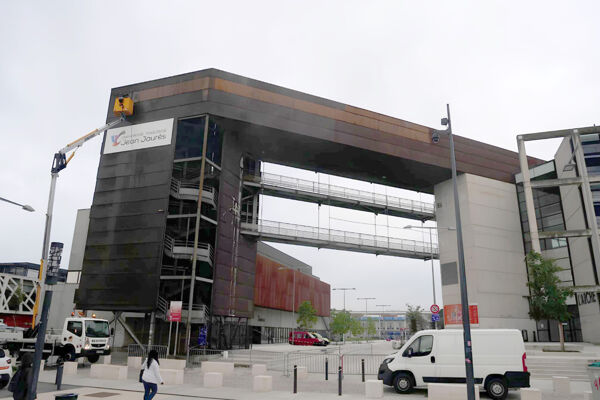 Fig. 6. L’Arche marque l’entrée de l’université (cliché Joson de Foras, 2018).