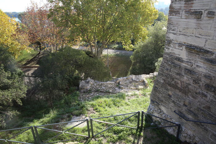 Ce qu’il reste de l’arrivée du pont d’Avignon au bas de la tour Philippe le Bel (cliché Marc Andrieu).
