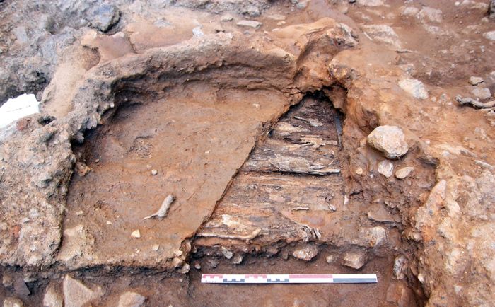 Structure 1090. Le fond montre une partie du plancher sous-jacent au tapissage argilo-sableux. 
La partie antérieure n’a pu être préservée.