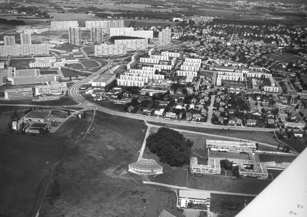 Fig. 11. Vue aérienne de l’ensemble universitaire (au premier plan, en bas à droite) et de l'ensemble résidentiel des Coteaux (à l’arrière-plan, en haut à gauche), en 1970 (AMM, Fonds Buchheit, 2 FI 217).
