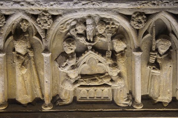  Détail du bas-relief d’un tombeau provenant de la Sauve-Majeure, église Saint-Pierre de La Sauve, XIIIe siècle (cliché : Haude Morvan).