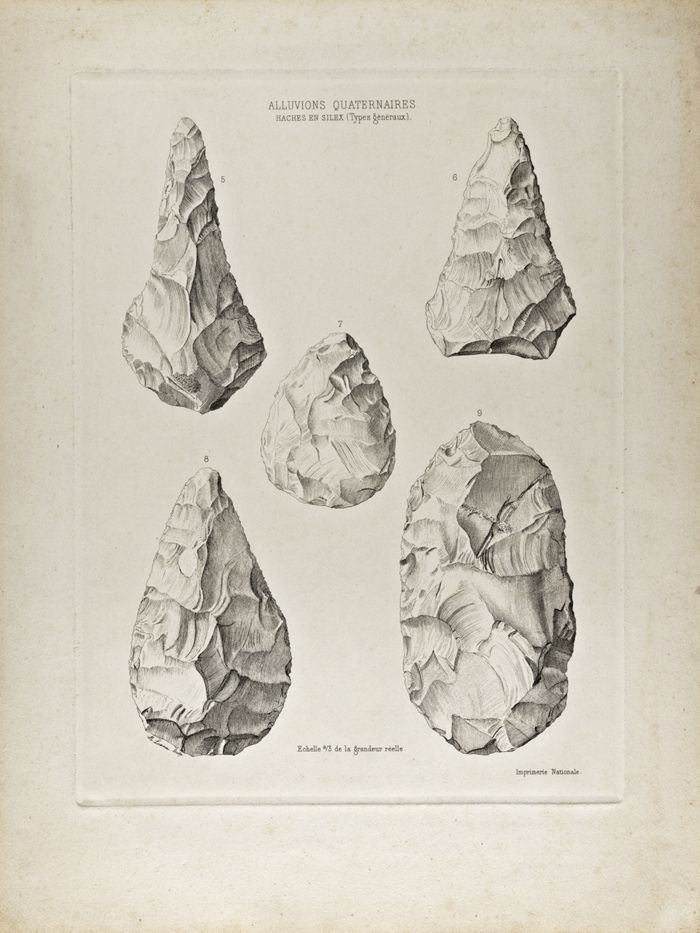 Alluvions quaternaires. Haches en silex (Types généraux). Planche gravée à partir d’un dessin d’Édouard Jules Naudin, acquis par le musée en 1873 pour l’album illustré accompagnant le Dictionnaire archéologique de la Gaule, époque celtique. Ce sont des bifaces acheuléens (entre 450 000 et 250 000 ans avant le présent), provenant d’Abbeville (Somme) et appartenant à la collection donnée par Jacques Boucher de Perthes au MAN. Archives MAN.