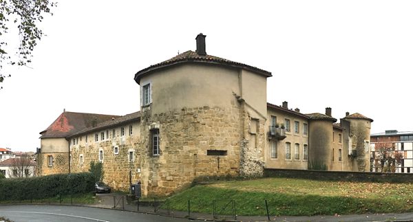 Courtines ouest et sud du Château-Vieux de Bayonne avec leurs tours d’angle, depuis le boulevard Lachepaillet (cl. F. Boutoulle).