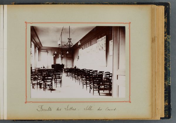 Fig. 5. Salle de cours, album des 500 ans de l’université (AD25 68J1). Les tirages en plâtre de la porte du baptistère de Florence par Ghiberti, acquis par l’université en 1892, sont accrochés sur le mur de droite (cliché : AD25).