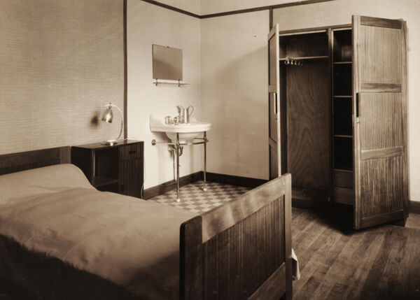 Fig. 13. Intérieur d’une chambre de la cité universitaire de Budos, août 1934 (ABM, Bordeaux, recueil 141, planche 27).