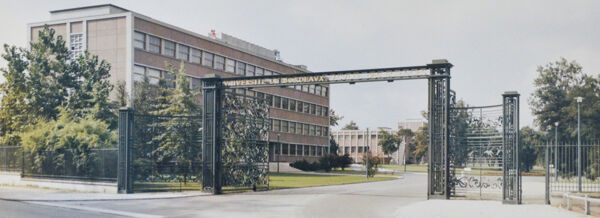 Fig. 3. Le portail monumental entre ville et « cité de la connaissance » réalisé en 1950 par le Maitre ferronier Raymond Subes (Pierre Bardou, Faculté des Sciences, portail monumental, v. 1967, Archives du rectorat de Bordeaux, 2008.22 3082).
