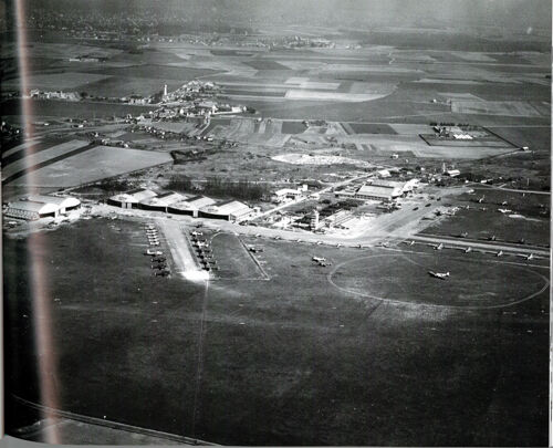 Figure 1. Vue d’ensemble des installations du CEV avec ses huit hangars et la tour de contrôle (1951). Source : Association des Anciens des essais en vol, dans Colonel Olivier Fabre, Natacha Eijckmans (dir.) (2012). Brétigny Base d’Excellence. Soutien.actions.Essais. Histoire de la base aérienne 217 « Colonel Félix Brunet », éditions Privat, p.53.