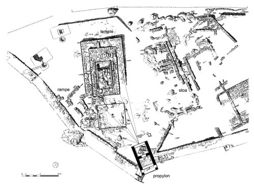 Fig. 1. Larissa sur l'Hermos. Plan du sanctuaire de Cybèle et du propylon 
(d’après Boehlau & Schefold 1940, pl. 36).