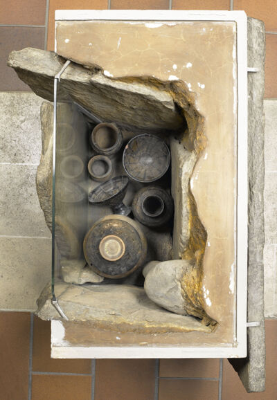 La tombe 3 de Monsorino (Golasecca, Lombardie) reconstituée dans la salle de Mars, musée d’Archéologie nationale ; photo, © RMN-Grand Palais (musée d'Archéologie nationale) / Thierry Le Mage.