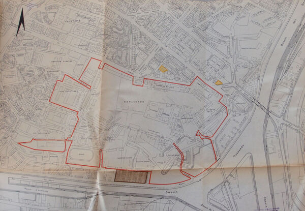 Fig. 4. Plan extrait du dossier de lotissement de l’Esplanade (1961). En rouge, le périmètre global de l’opération. Au nord, le site de l’université impériale, et en périphérie, les opérations récentes (cités HLM et cité universitaire) (Archives de la Ville et de l’Eurométropole de Strasbourg, 481W41).
