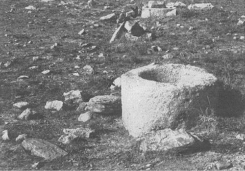Billot de concassage retrouvé à Fournie (Bruneau 1978, 114).
