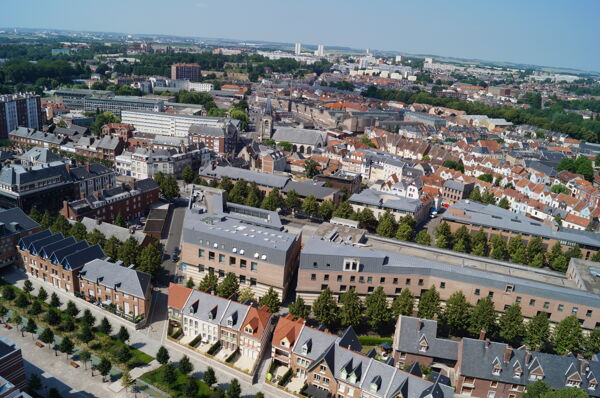 Fig. 9. Le pôle Cathédrale et la faculté des Sciences depuis les tours de la cathédrale, 2013 (cliché Simon Texier).