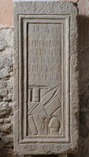  Stèle du médecin Hedylus, Parentium (InscrIt, X, 2, 39) – (cl. L. Damelet CCJ)