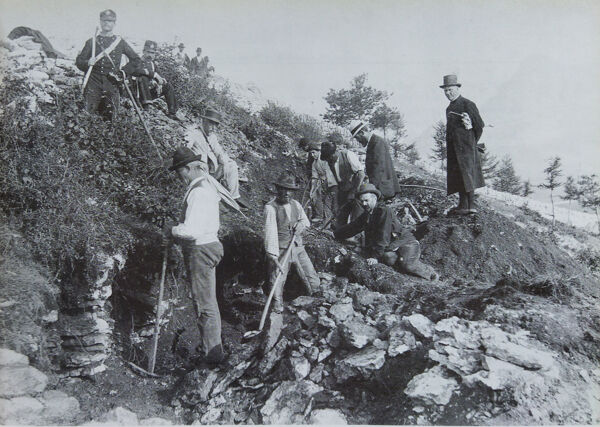 Les fouilles de la Commission ministérielle dans les Monts Lessini (1888). Luigi Pigorini est debout, portant un chapeau blanc ; à côté de lui, sur le sol, se trouve P. Castelfranco. S. De Stefano, vêtu de blanc, se trouve devant les carabiniers, convoqués (avec le courrier et le secrétaire municipal) comme témoins de la régularité du travail (de Salzani & de Stefani 2013).