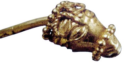  Adaptation du motif d’une tête de bélier, épingle en or, Ve s., Bourges, tumulus Les Carrières à Bachon (Augier et al. 2001, fig. 2 ; Krausz & Buchsenschutz 2008, fig. p. 88).