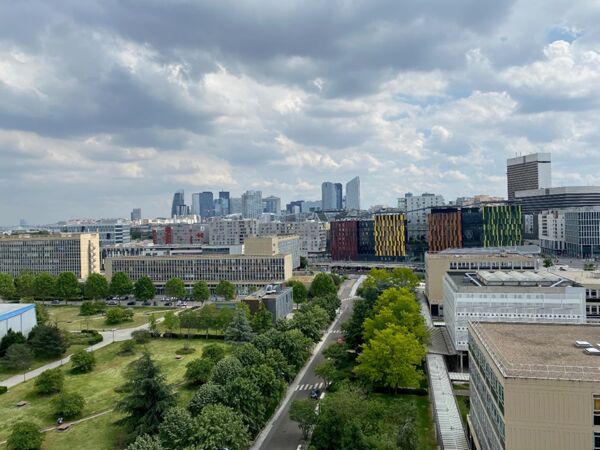 Le campus et ses espaces extérieurs dans sa partie à ouest et en arrière-plan 
le secteur de la gare et le quartier de la Défense, en 2023 (cliché P. Philifert).
