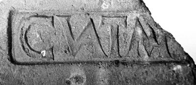 Mattone con bollo mutilo menzionante C. Vatinius Maximus rinvenuto a Ravenna (da Pellicioni 2018, 193, fig. 2).