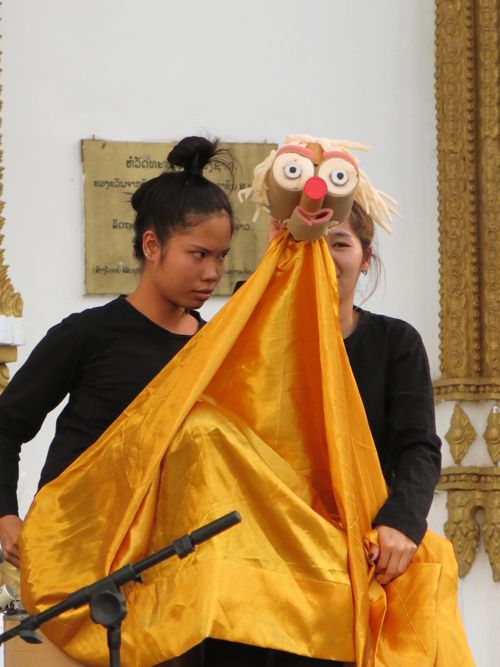 Performance du théâtre d’objet Khao Niew.