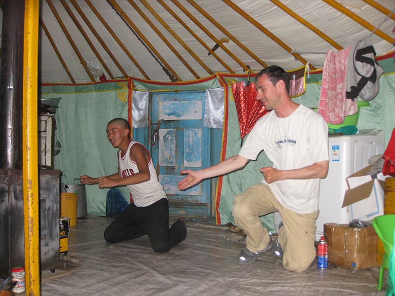 L’enquêteur apprend la danse en la pratiquant sous la yourte, avec les fils de son maître Balgan, sous le regard de celui-ci. Ulaanbaatar, 2013 © C. Blanchier.