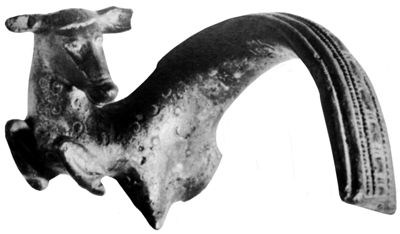  2. Anse en bronze étrusque de Bourges, fin vie s., British Museum (Gran-Aymerich 1995b, fig. 9 ; Shefton 1995, fig. 1).