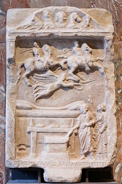 Relief dédicatoire du IIe siècle a.C. provenant de Larissa en Thessalie. Musée du Louvre Ma 746.