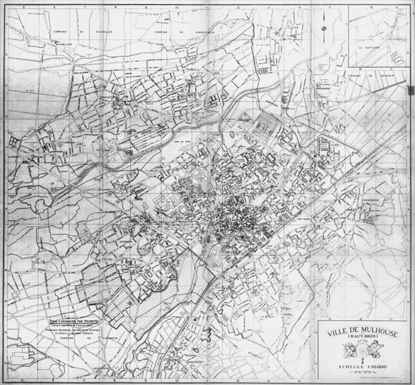 Fig. 1. Plan de la ville de Mulhouse, 1947 et mis à jour en 1960. Au sud-ouest, le périmètre de la Zone à Urbaniser par Priorité est encadré et hachuré pour désigner l’espace qui accueillera un ensemble résidentiel, universitaire, technique et sportif à l’Illberg-Dornarch (Archives municipales de Mulhouse [AMM], 1150 W 12).